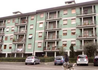 Piazza S.&nbsp;Lorenzo sede dellufficio casa Sopra un blocco di case popolari 