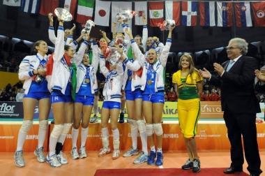 Silvia Lotti con il gruppo della nazionale Juniores (&egrave; a sin. nella foto) e alla battuta    