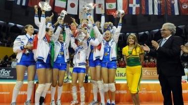 Silvia Lotti con il gruppo della nazionale Juniores (è a sin. nella foto) e alla battuta