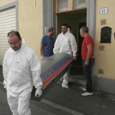 Le salme vengono portate fuori dal condominio 