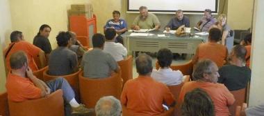 A destra e a sinistra due momenti dellassemblea dei lavoratori della Geste che si &egrave; svolta nella ex stazione di San Giuliano    