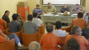 A destra e a sinistra due momenti dell’assemblea dei lavoratori della Geste che si è svolta nella ex stazione di San Giuliano