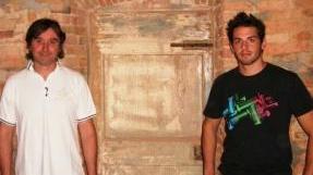 Il titolare della macelleria-norcineria Luca Marianelli insieme al figlio Mirko davanti all’interno della sala per degustazioni che aprirà a breve a Montopoli