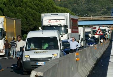 <b>VIAGGIO NEL DISAGIO. </b>Dallalto, in senso orario: la coda sullA11, unauto costretta a fare retromarcia, la segnalazione del cantiere e i lavori al Ponte di Serravalle per abbassare la sede stradale 