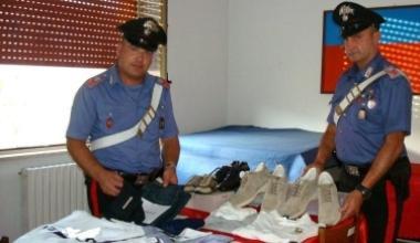 I carabinieri del nucleo operativo con i capi di abbigliamento e gli accessori recuperati 