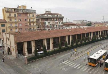 In alto il centro Maccarrone; qui sopra lattuale sede 