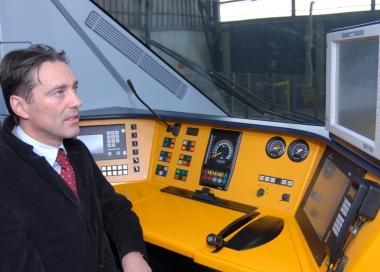 Il sindaco Berti ai comandi di un treno Breda. A destra, Giuseppe Orsi 