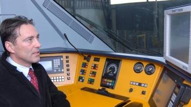 Il sindaco Berti ai comandi di un treno Breda. A destra, Giuseppe Orsi