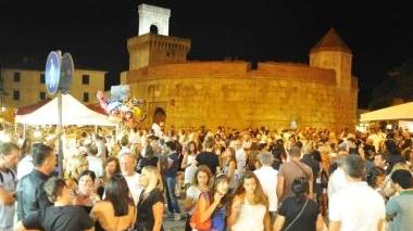 Turisti passeggiano in centro durante una serata estiva