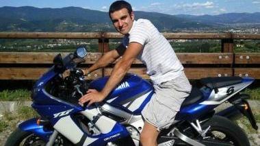 Lorenzo Gavazzi. A sinistra, la Panda contro cui si è schiantato