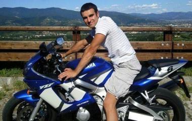 Lorenzo Gavazzi. A sinistra, la Panda contro cui si è schiantato