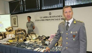 Trasformavano orologi scadenti in grandi griffe, 4 indagati