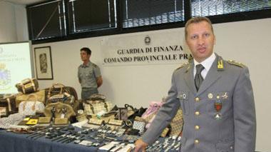 Trasformavano orologi scadenti in grandi griffe, 4 indagati