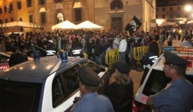 Corteo contro la polizia in piazza dei Cavalieri: denunciati nove studenti