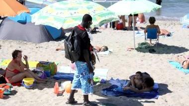<b>IN SPIAGGIA.</b> Un venditore ambulante in una foto d’archivio