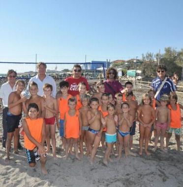 Il campo da beach volley e rugby e, in alto linaugurazione 