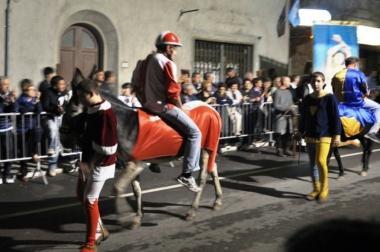 <b>ALLINDIETRO </b>Somari a retromarcia per protesta 