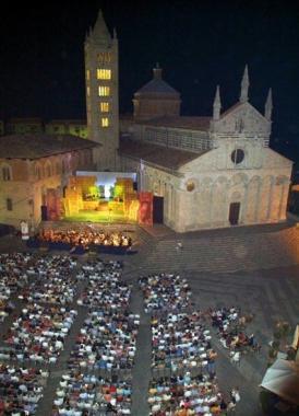 <b>NOTTI MAGICHE </b>a Massa Marittima con Lirica in piazza    