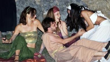 <b>DONNE ETRUSCHE </b>ed Eros nello spettacolo in scena a Vetulonia