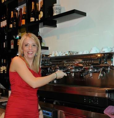 Simona Bianucci nel suo bar in via San Giorgio 