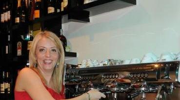 Simona Bianucci nel suo bar in via San Giorgio