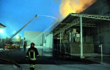 <b>LINCENDIO.</b> Un vigile del fuoco al lavoro per domare le fiamme 