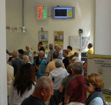 Anziani in fila allo sportello 