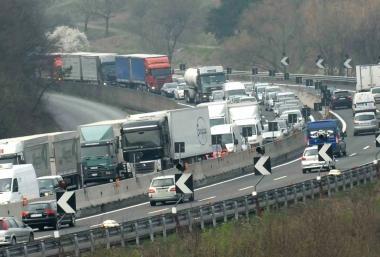 Mezzi in coda sulla autostrada A11    