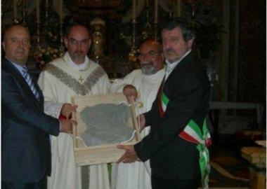 Il sindaco Ceccarelli consegna lo stemma araldico del Comune al santuario di Montenero 