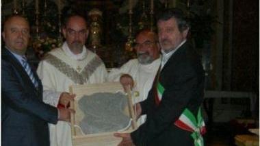 Il sindaco Ceccarelli consegna lo stemma araldico del Comune al santuario di Montenero