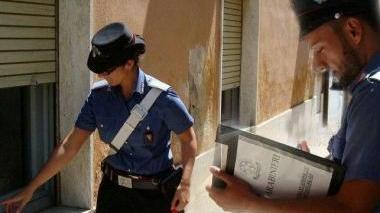 La finestra sul restro dell’agenzia assicurativa che l’uomo ha cercato di forzare