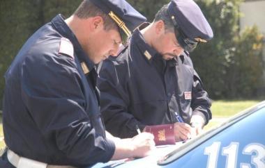 Agenti di polizia al lavoro 