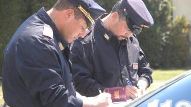 Agenti di polizia al lavoro