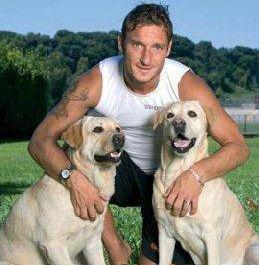<b>CAPITANO. </b>Totti con i suoi cani   