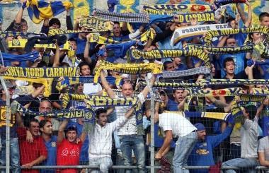Il tifo azzurro e a destra mister Sottili         