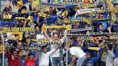 Il tifo azzurro e a destra mister Sottili