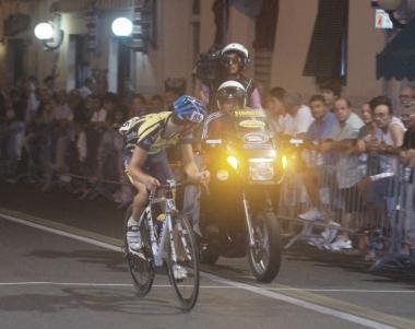 Una gara ciclistica giovanile in notturna 