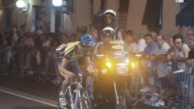Una gara ciclistica giovanile in notturna