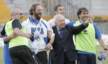 Unimmagine di festa di Carlo Battini con il tecnico Dino Pagliari  
