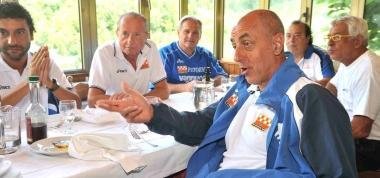 <b>CALCIO E SPAGHETTI.</b> Agostiniani a tavola con lo staff a Pievepelago 