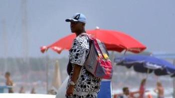 <b>SOTTO ACCUSA.</b> Un venditore ambulante sulla spiaggia di Viareggio
