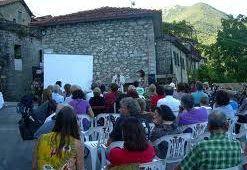 Una manifestazione culturale a Taponecco e a destra banco di prodotti tipici          