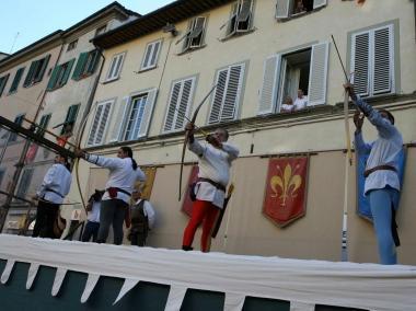 Arcieri impegnati al tiro sulla pedana di piazza Mazzini              