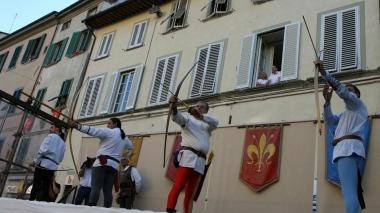 Arcieri impegnati al tiro sulla pedana di piazza Mazzini