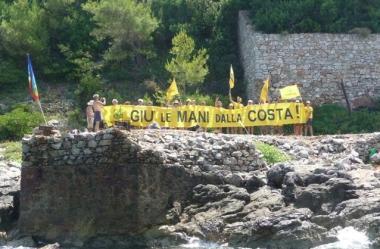 Un blitz degli attivisti di Goletta Verde alle Paffe 