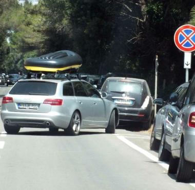 Unauto fa inversione di marcia sulla Principessa     