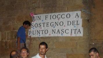 Un momento della protesta contro la chiusura del punto nascita