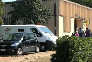 Il furgone portavalori davanti le Poste di Rosignano Solvay 