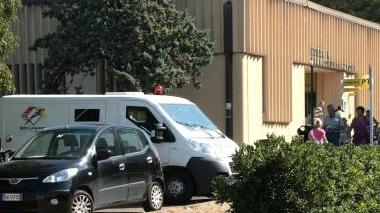 Il furgone portavalori davanti le Poste di Rosignano Solvay