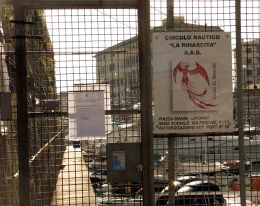 Il cancello di un circolo sugli Scali Manzoni e il sequestro dei carabinieri 